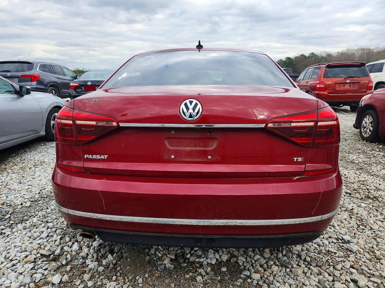 2017 VOLKSWAGEN PASSAT R-LINE photo 6