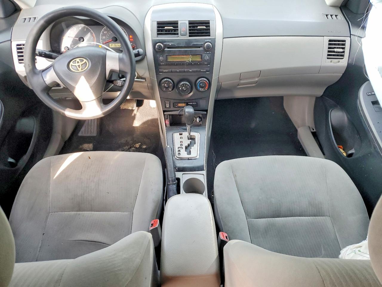 2010 TOYOTA COROLLA LE photo 8