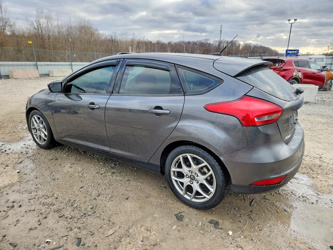 2015 FORD FOCUS SE photo 4