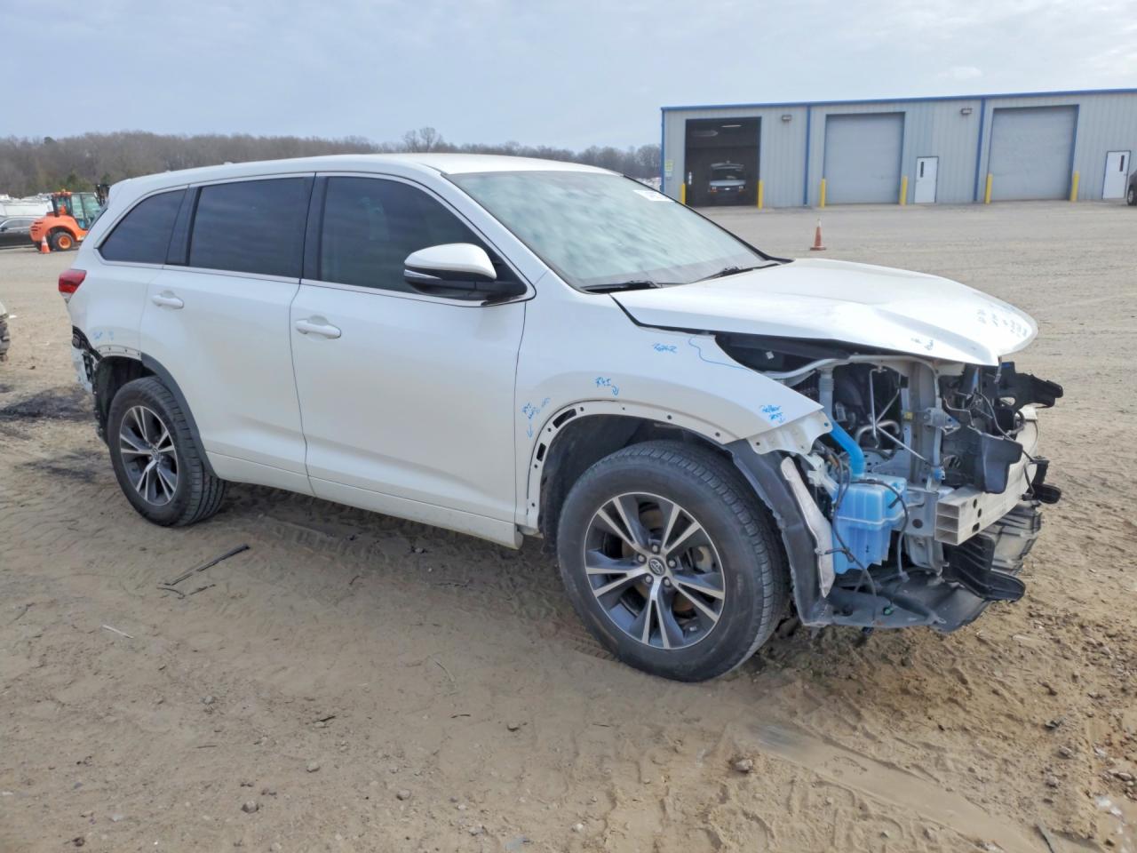 2017 TOYOTA HIGHLANDER LE photo 4