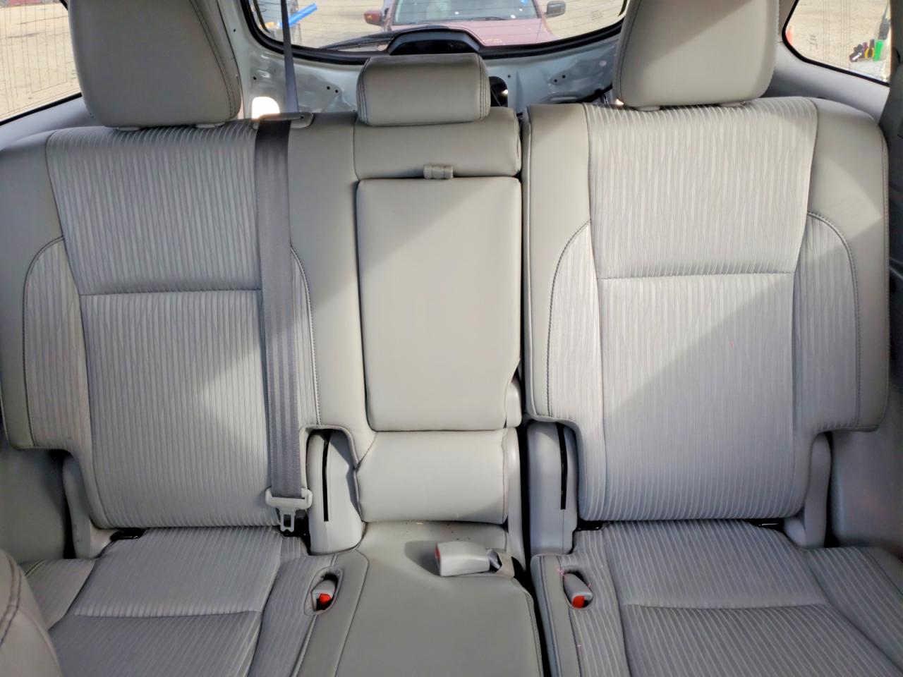 2017 TOYOTA HIGHLANDER LE photo 10