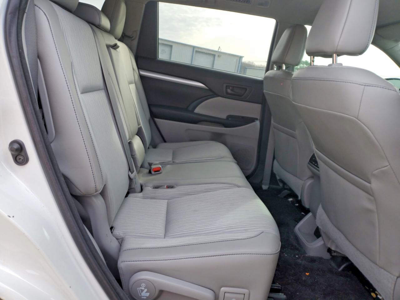 2017 TOYOTA HIGHLANDER LE photo 11