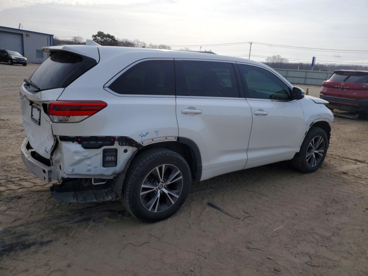 2017 TOYOTA HIGHLANDER LE photo 3