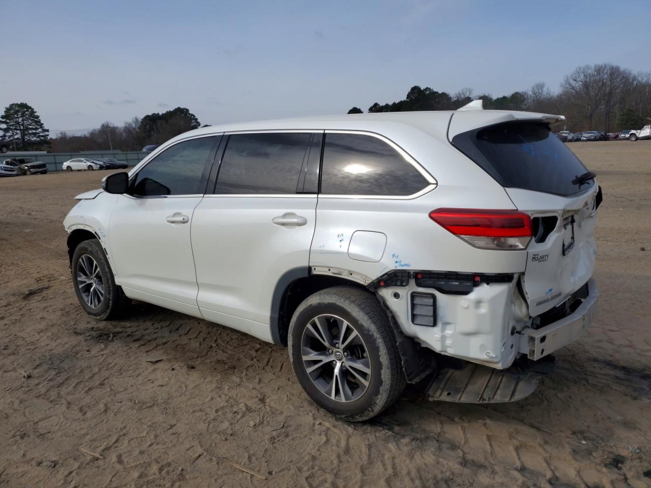2017 TOYOTA HIGHLANDER LE photo 2