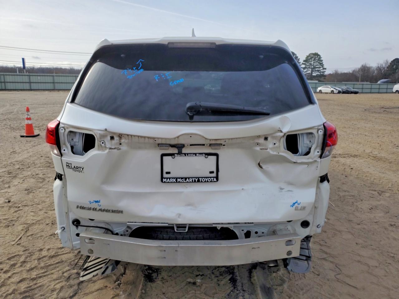 2017 TOYOTA HIGHLANDER LE photo 6