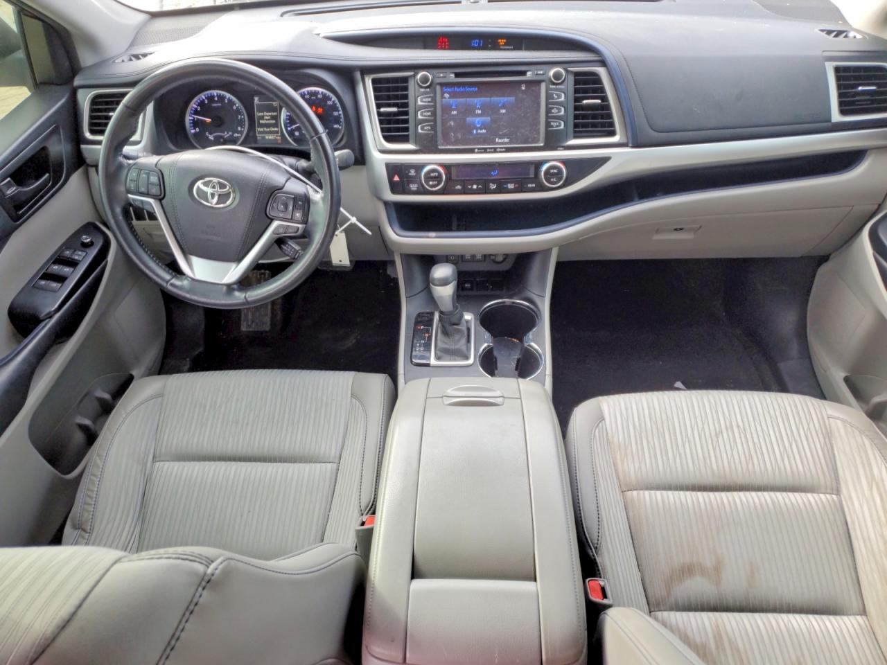 2017 TOYOTA HIGHLANDER LE photo 8