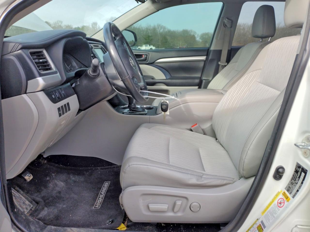 2017 TOYOTA HIGHLANDER LE photo 7