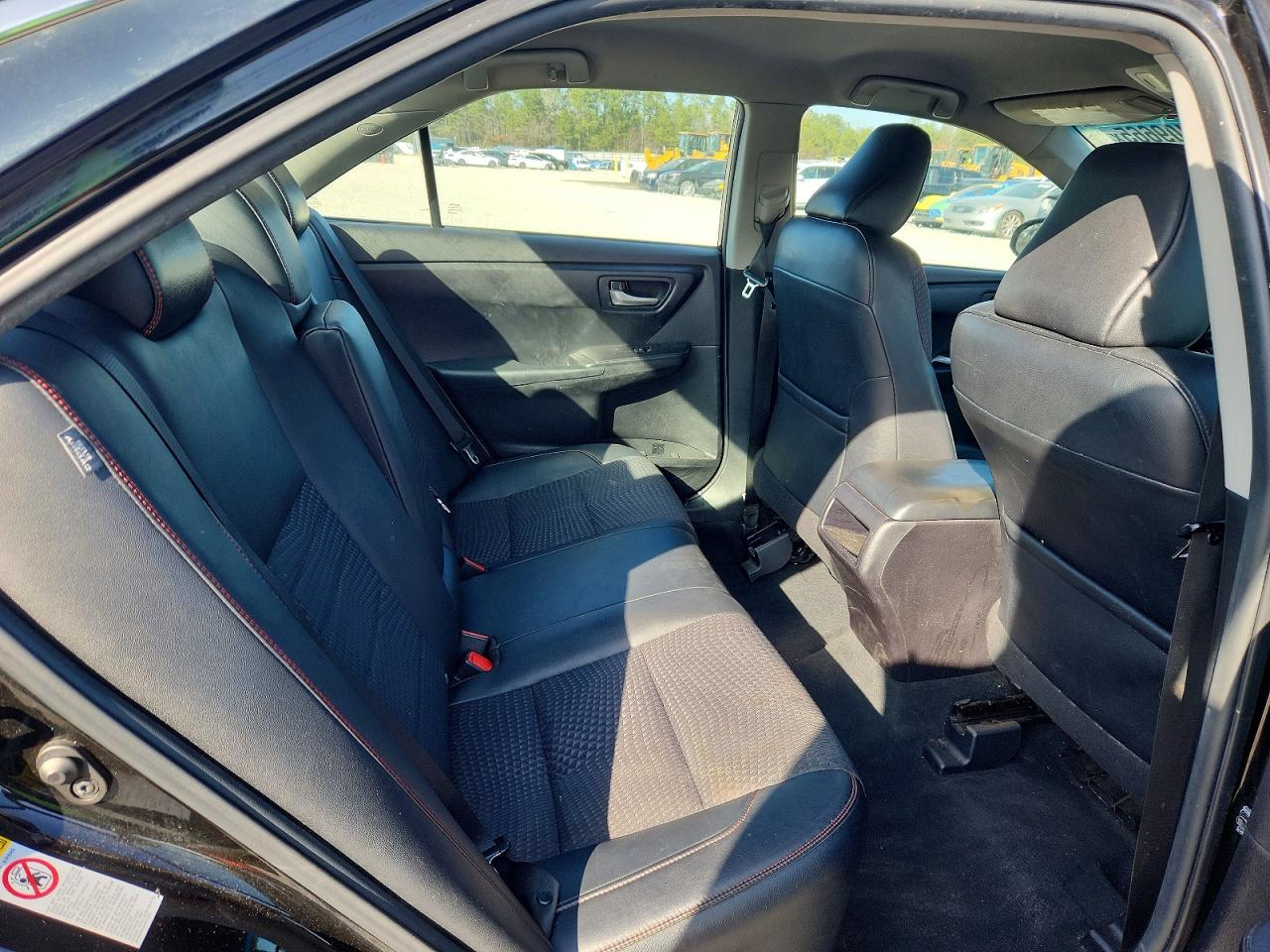 2015 TOYOTA CAMRY SE photo 19