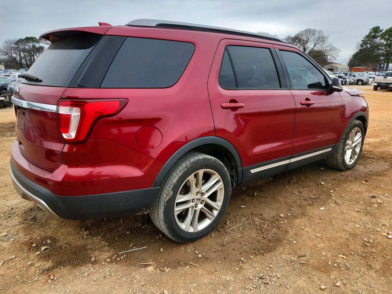 2017 FORD EXPLORER XLT photo 3