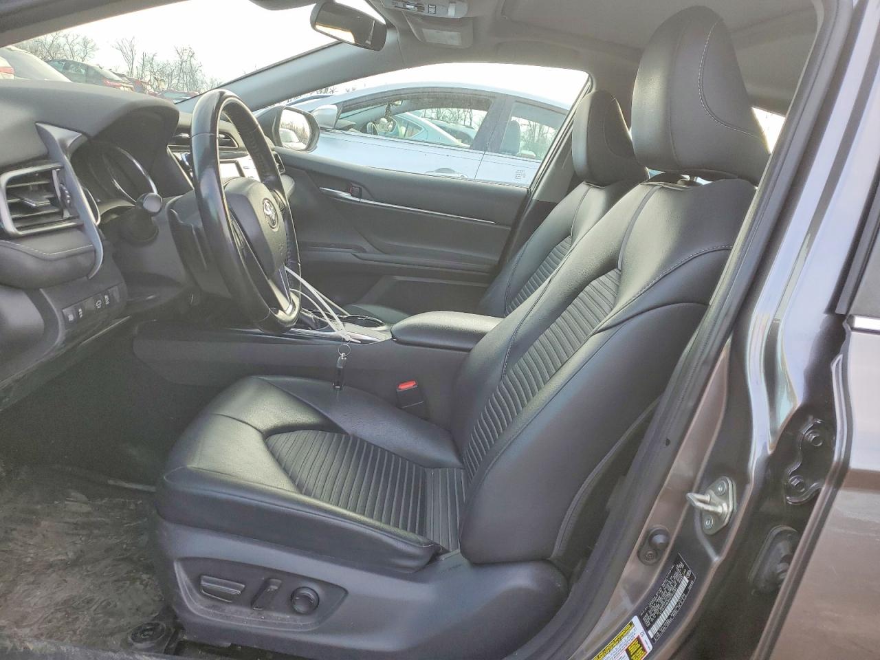 2019 TOYOTA CAMRY SE photo 19