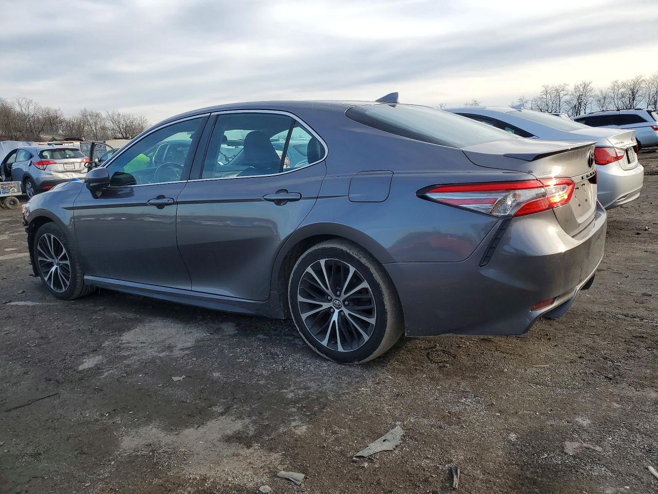 2019 TOYOTA CAMRY SE photo 4