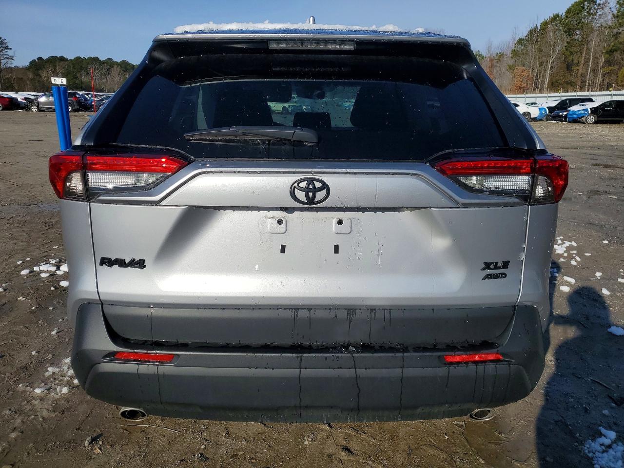 2025 TOYOTA RAV4 XLE photo 11