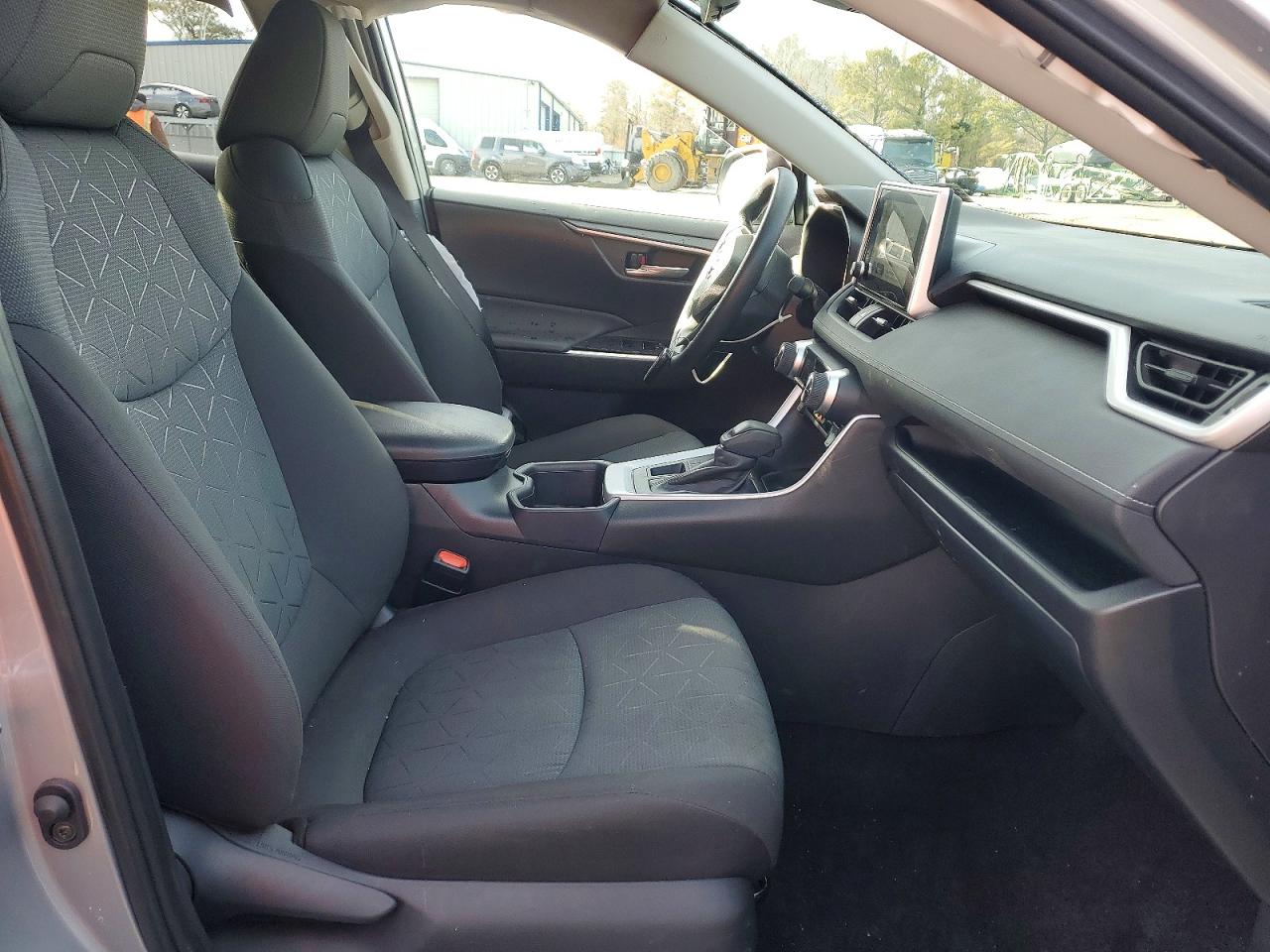 2025 TOYOTA RAV4 XLE photo 13