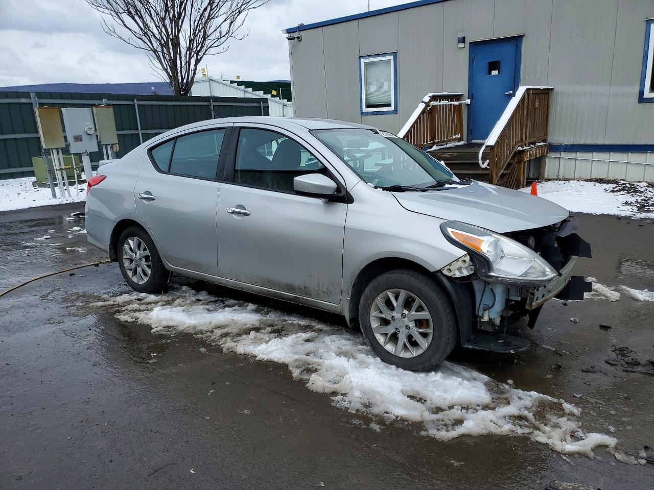 2018 NISSAN VERSA SV photo 4