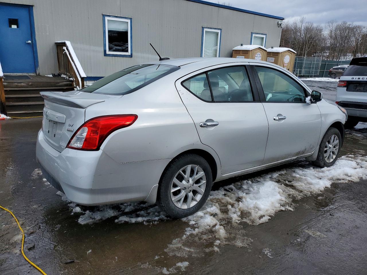 2018 NISSAN VERSA SV photo 3