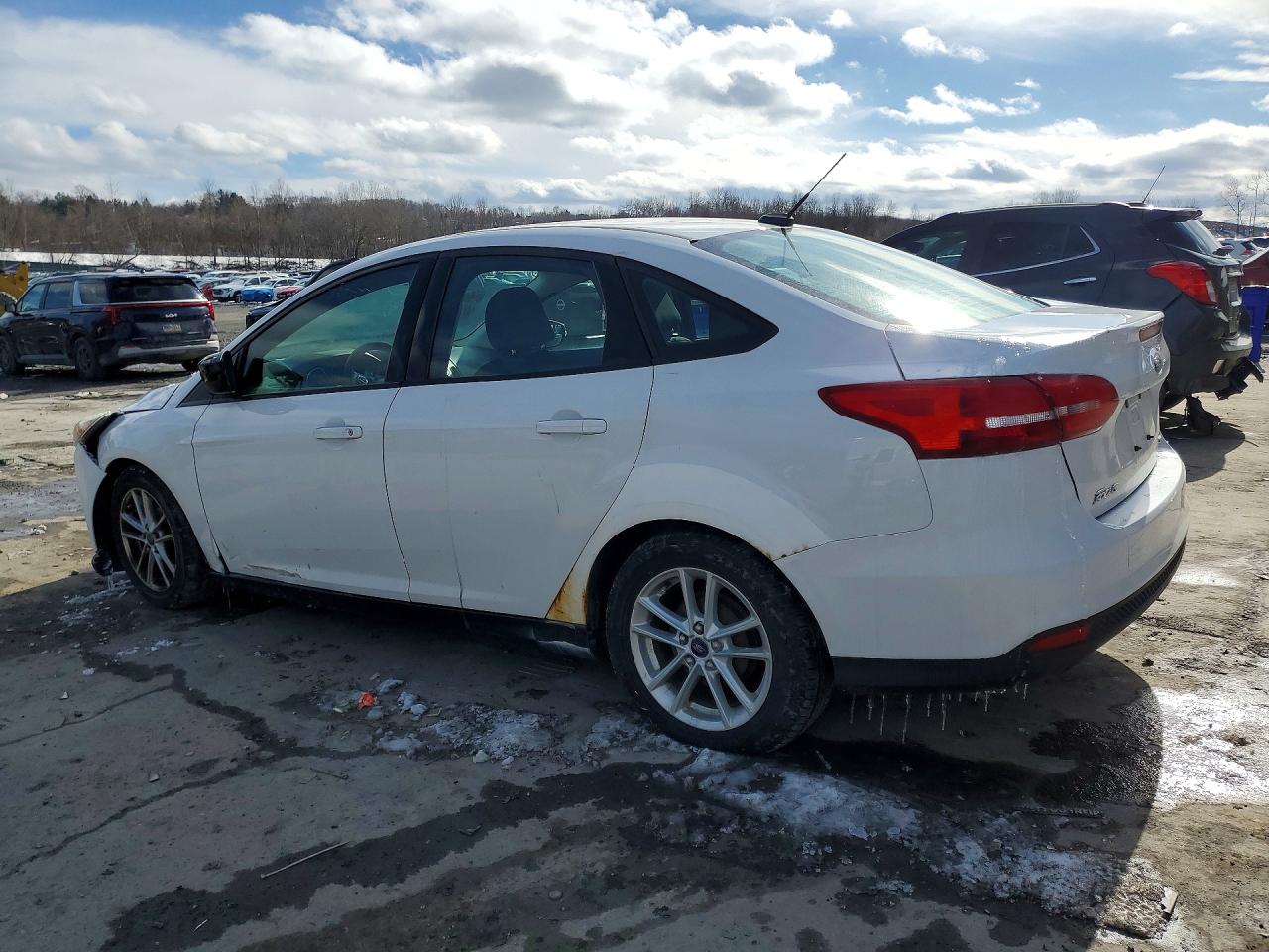 2015 FORD FOCUS SE photo 2