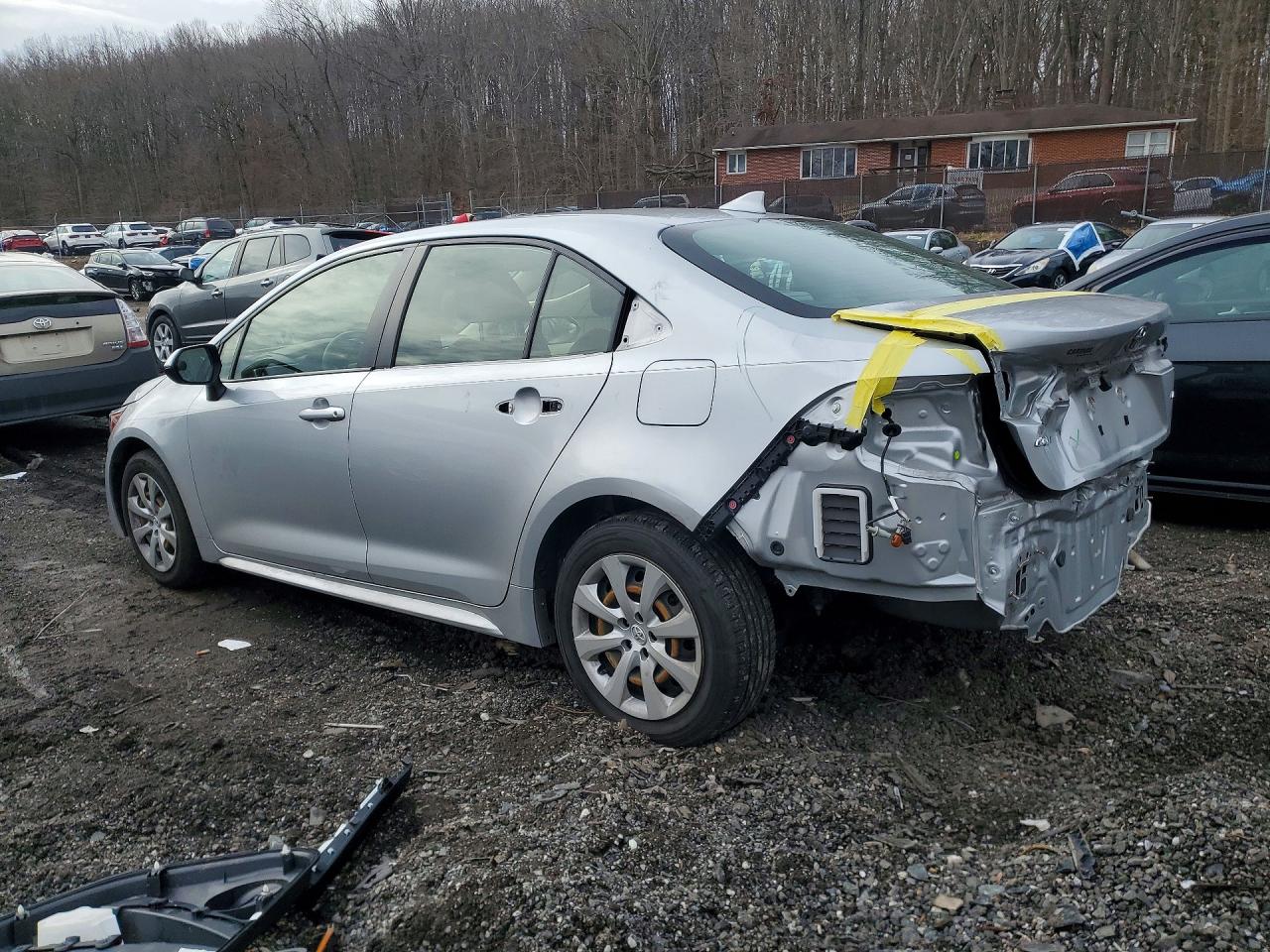 2021 TOYOTA COROLLA LE photo 3