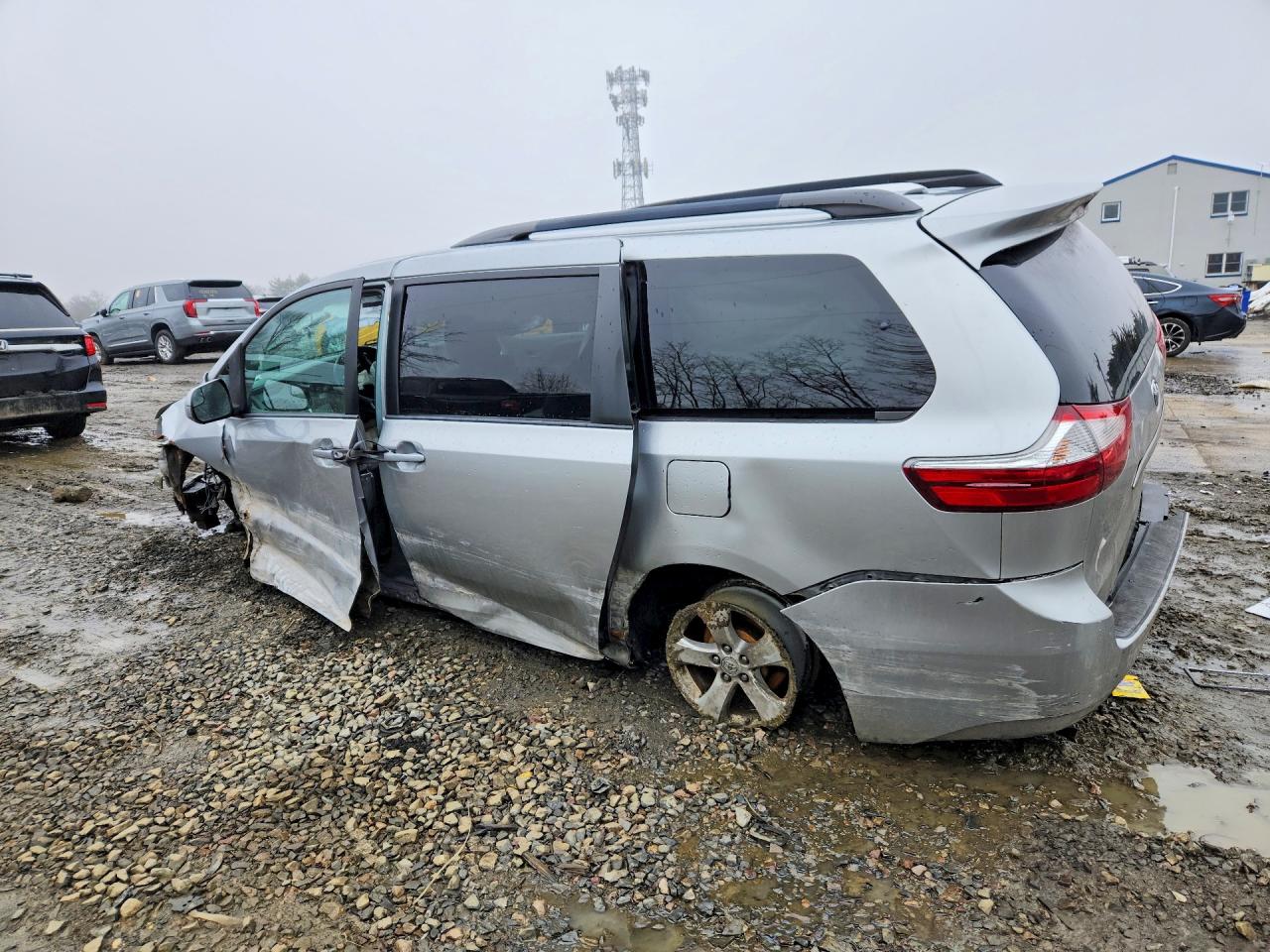 2017 TOYOTA SIENNA LE photo 2