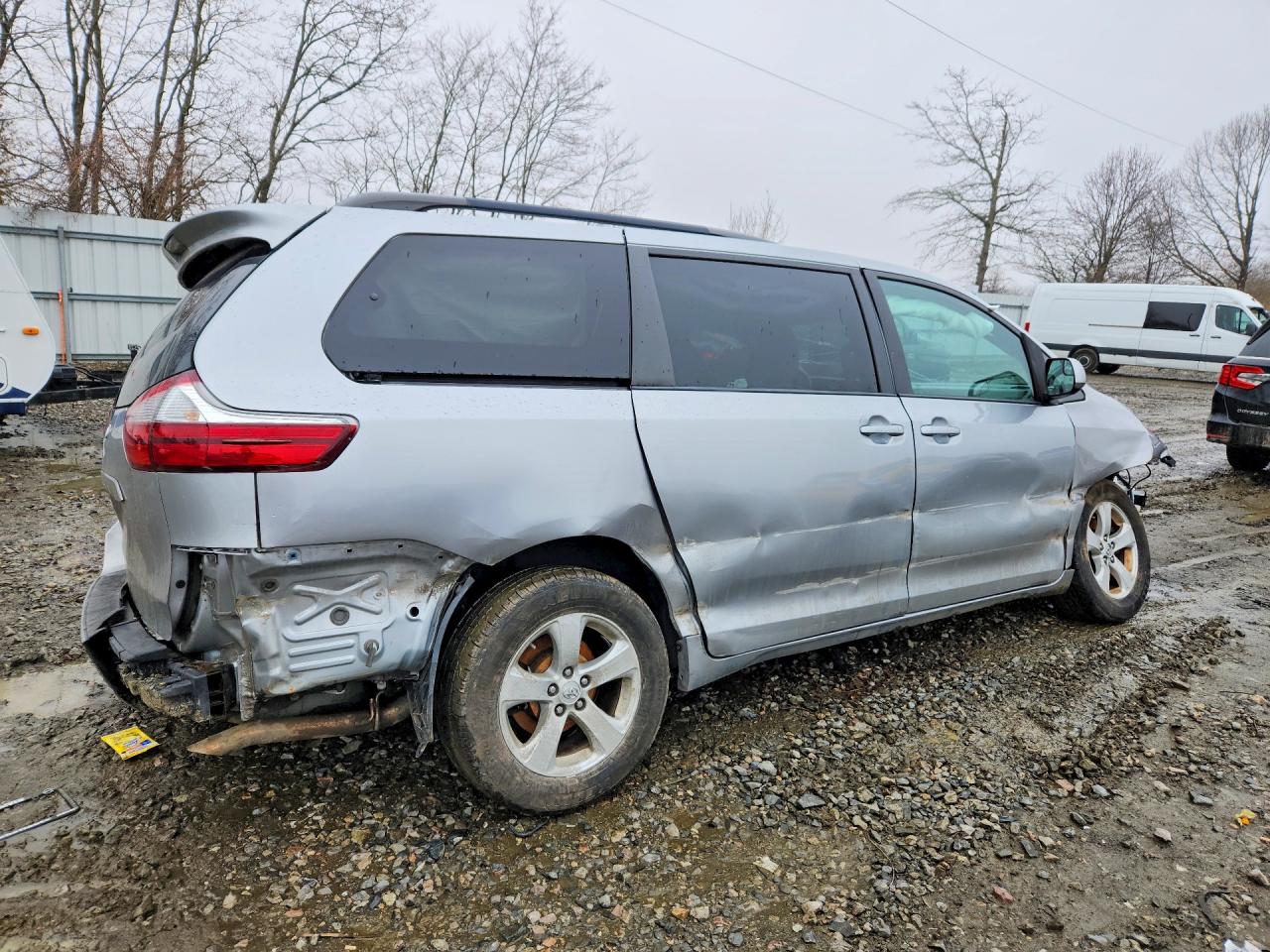 2017 TOYOTA SIENNA LE photo 3