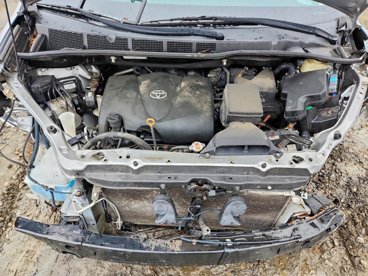 2017 TOYOTA SIENNA LE photo 12
