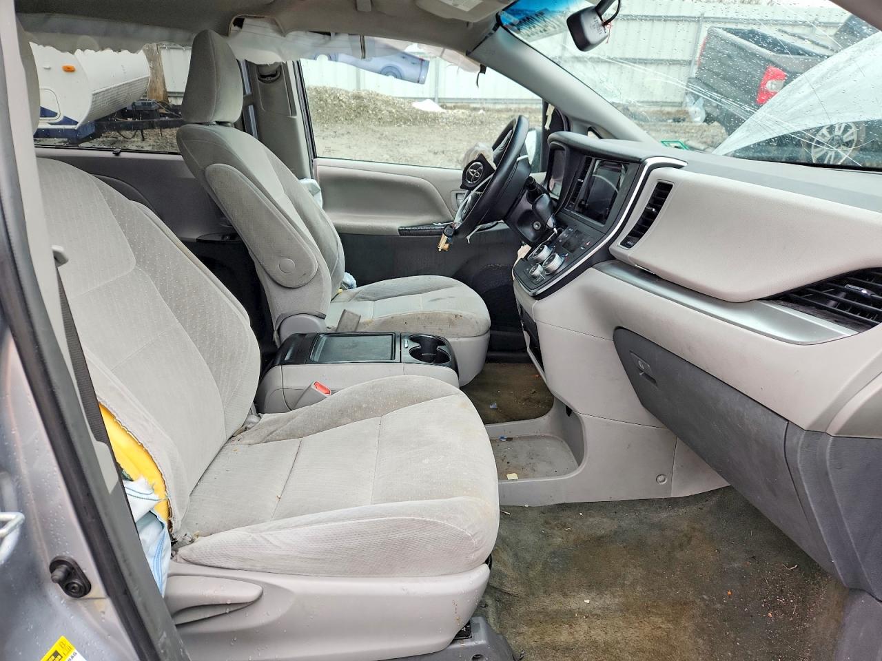 2017 TOYOTA SIENNA LE photo 7
