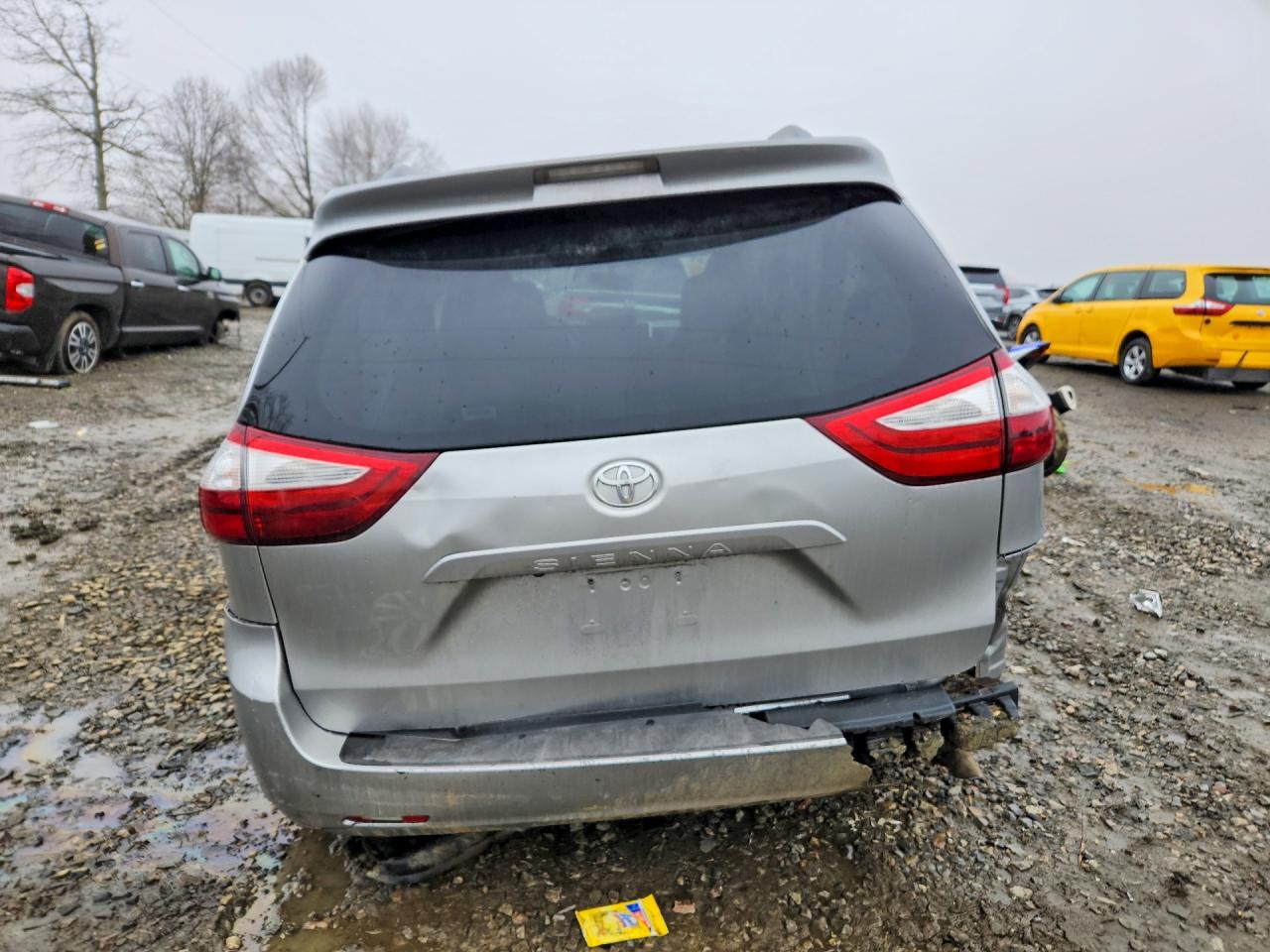 2017 TOYOTA SIENNA LE photo 6