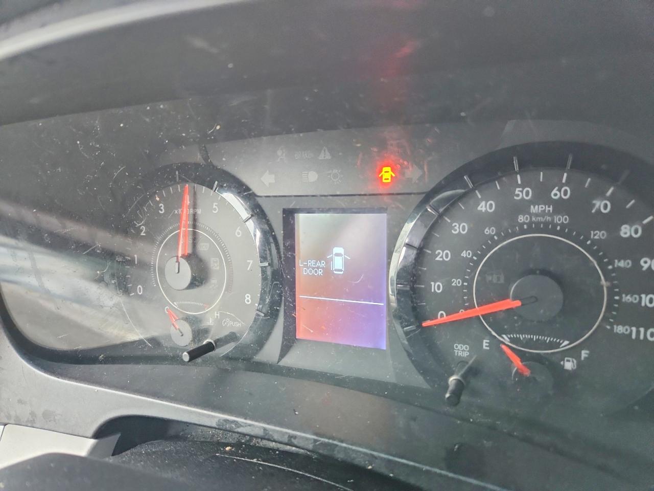 2017 TOYOTA SIENNA LE photo 9