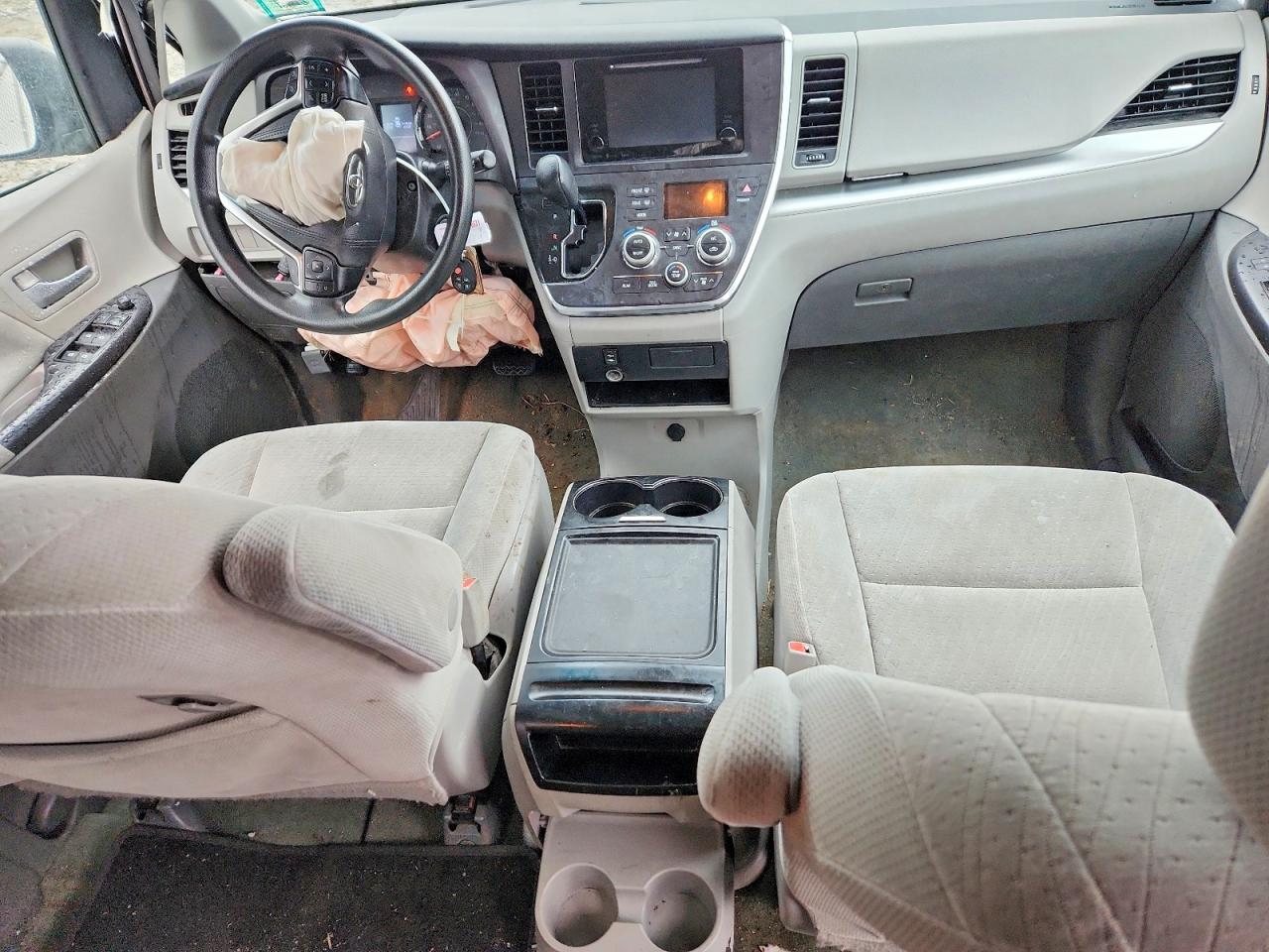 2017 TOYOTA SIENNA LE photo 8