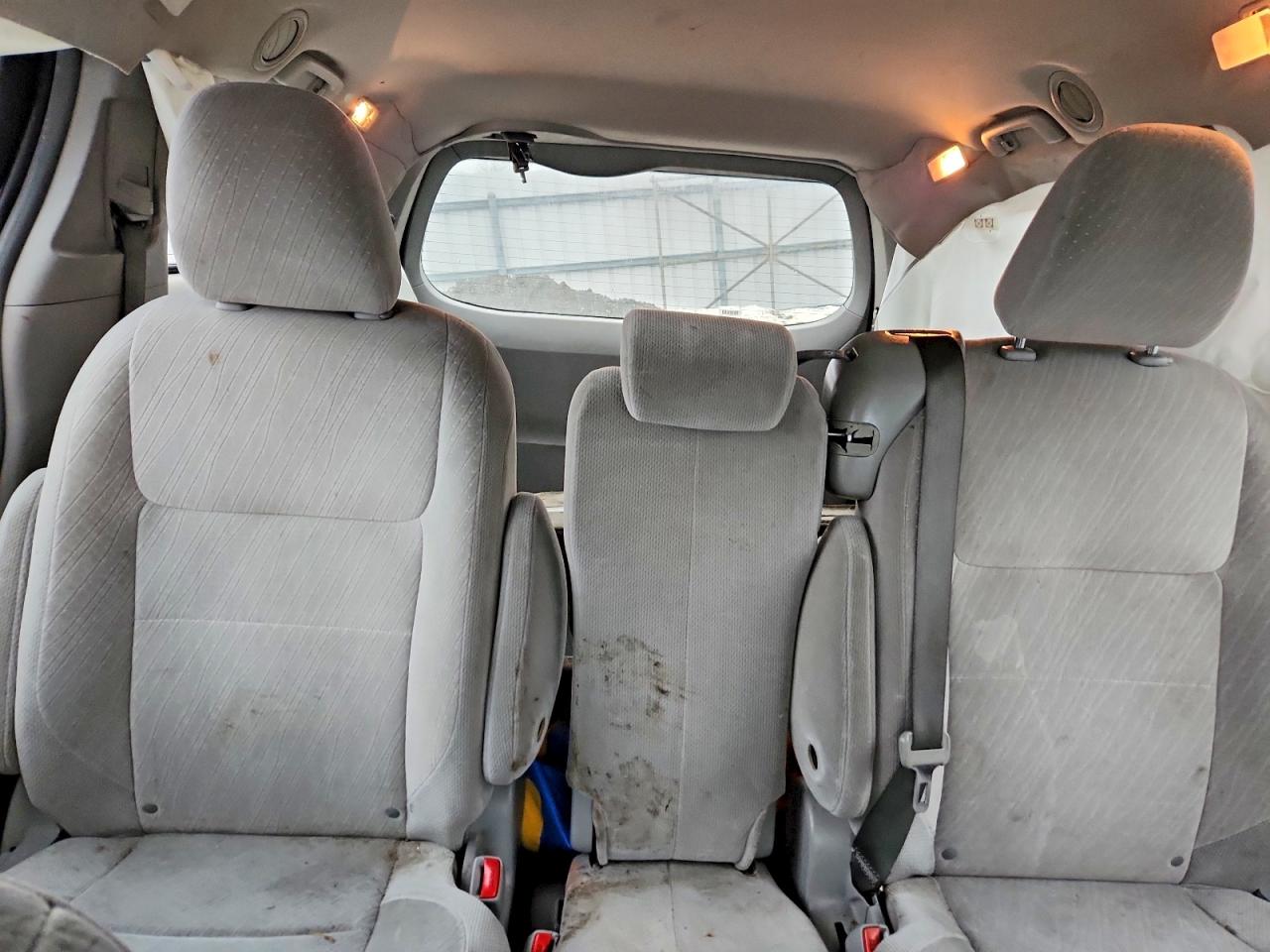 2017 TOYOTA SIENNA LE photo 10