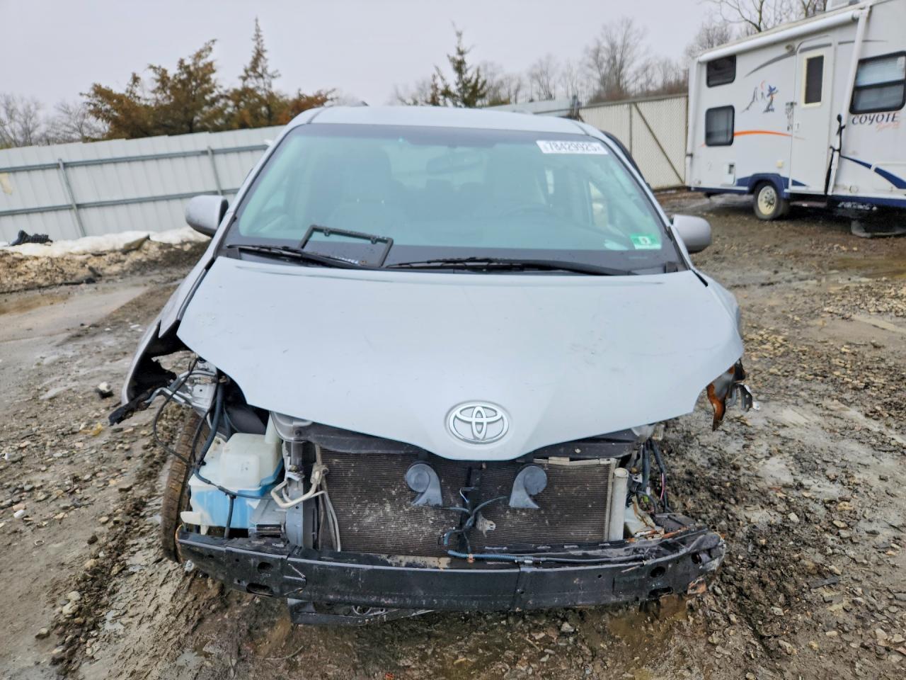 2017 TOYOTA SIENNA LE photo 5