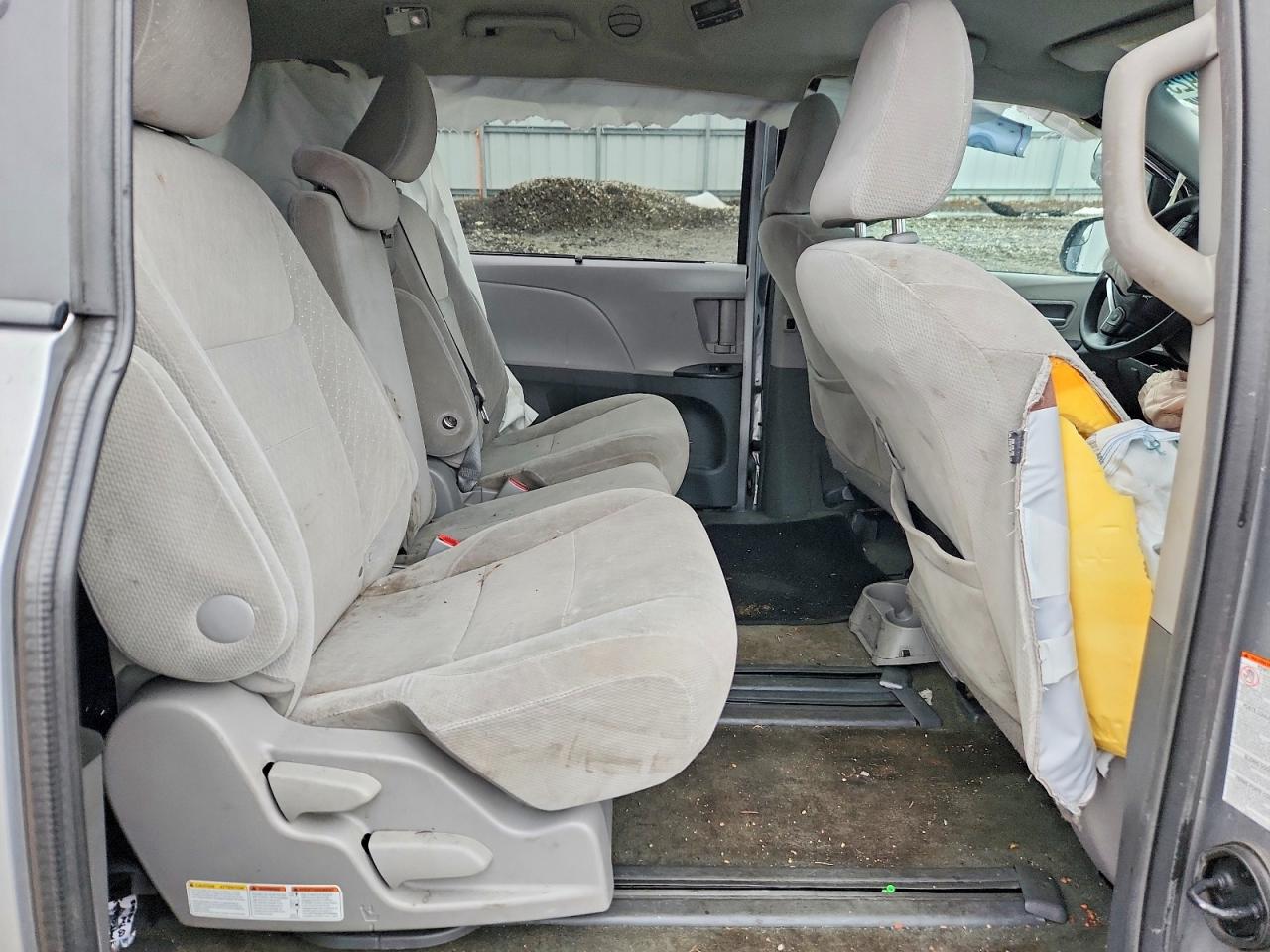 2017 TOYOTA SIENNA LE photo 11