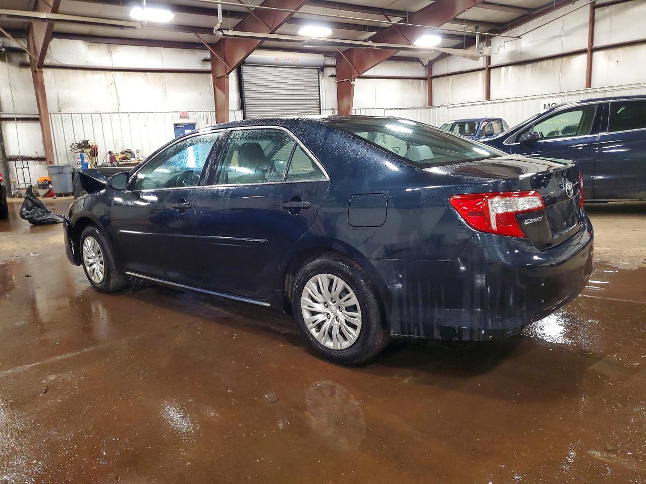 2014 TOYOTA CAMRY LE photo 2