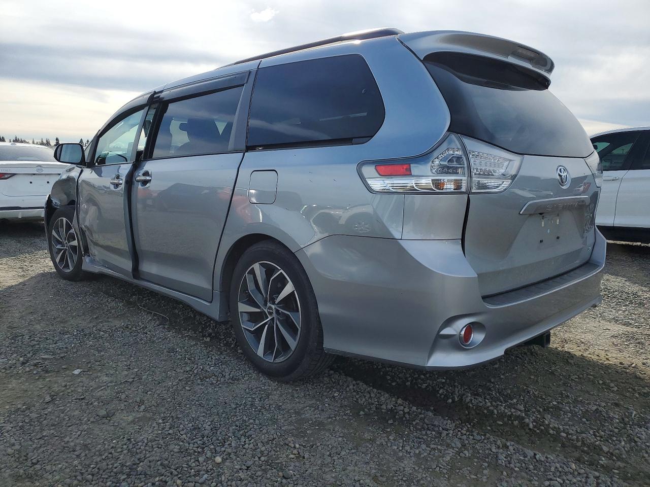 2017 TOYOTA SIENNA SE PREMIUM 8-PASSENGER photo 3