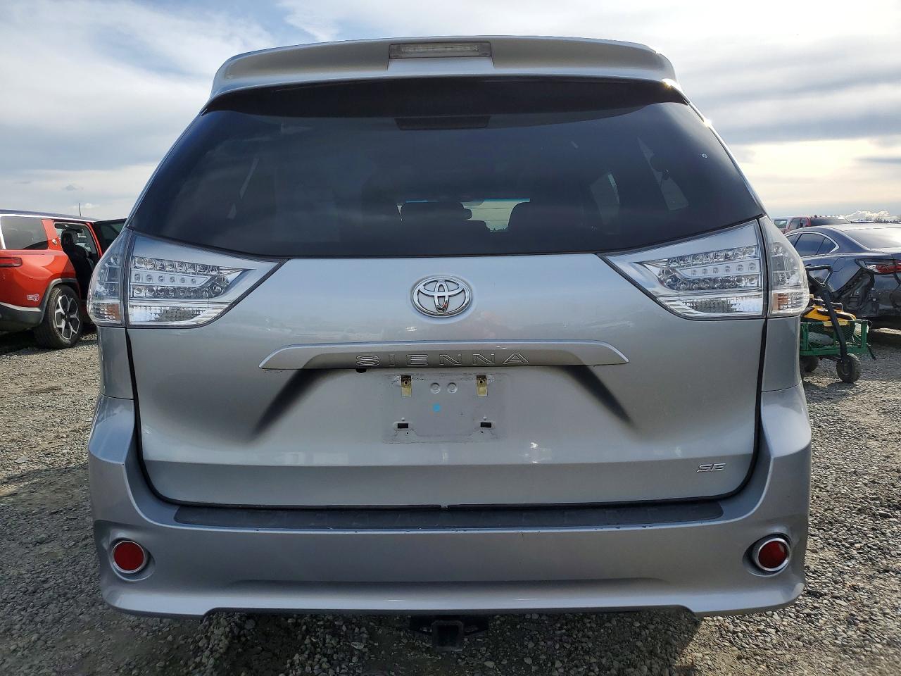 2017 TOYOTA SIENNA SE PREMIUM 8-PASSENGER photo 11