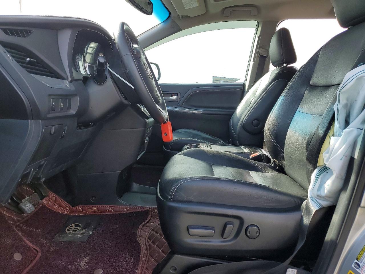 2017 TOYOTA SIENNA SE PREMIUM 8-PASSENGER photo 13