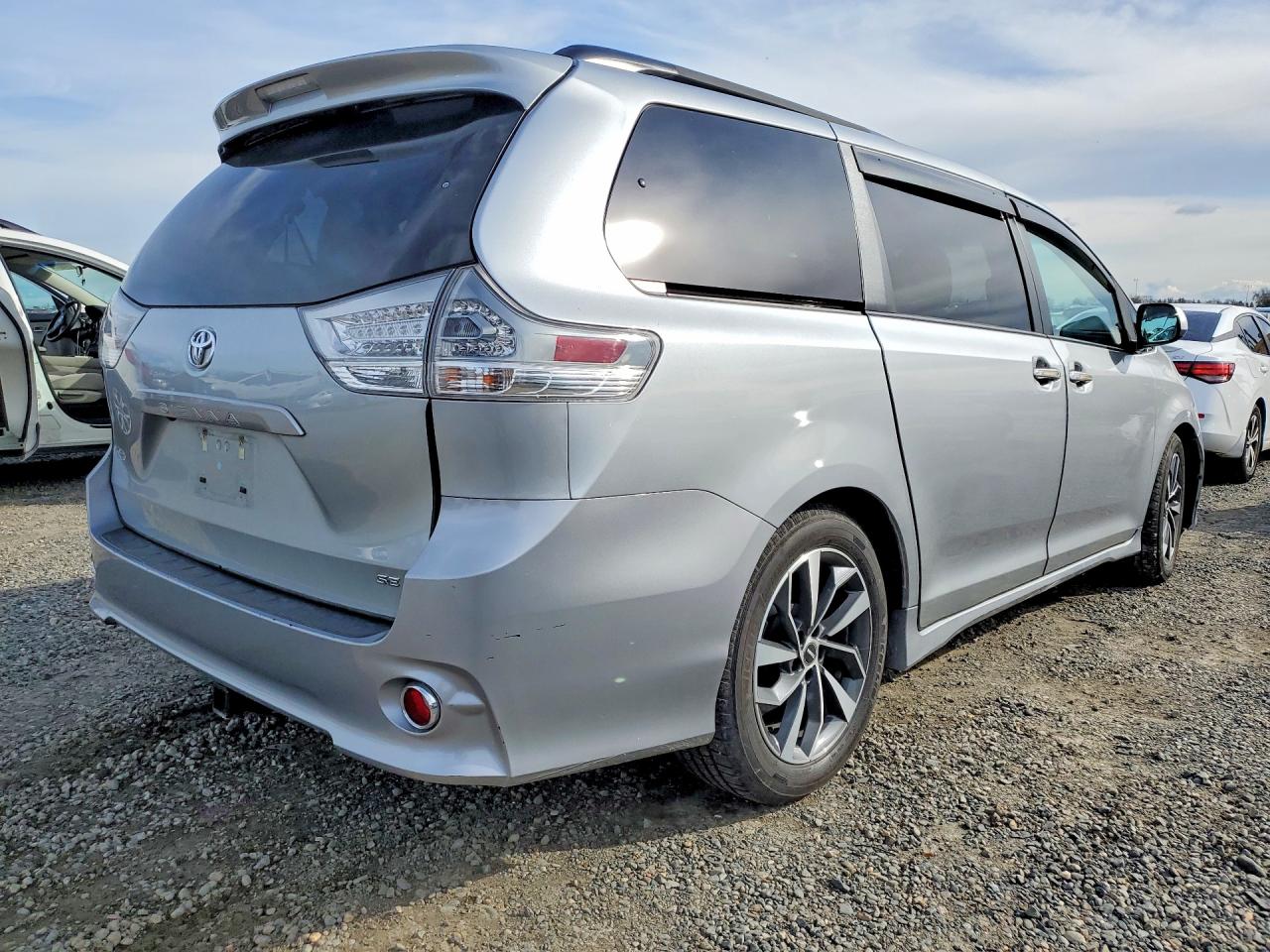 2017 TOYOTA SIENNA SE PREMIUM 8-PASSENGER photo 5