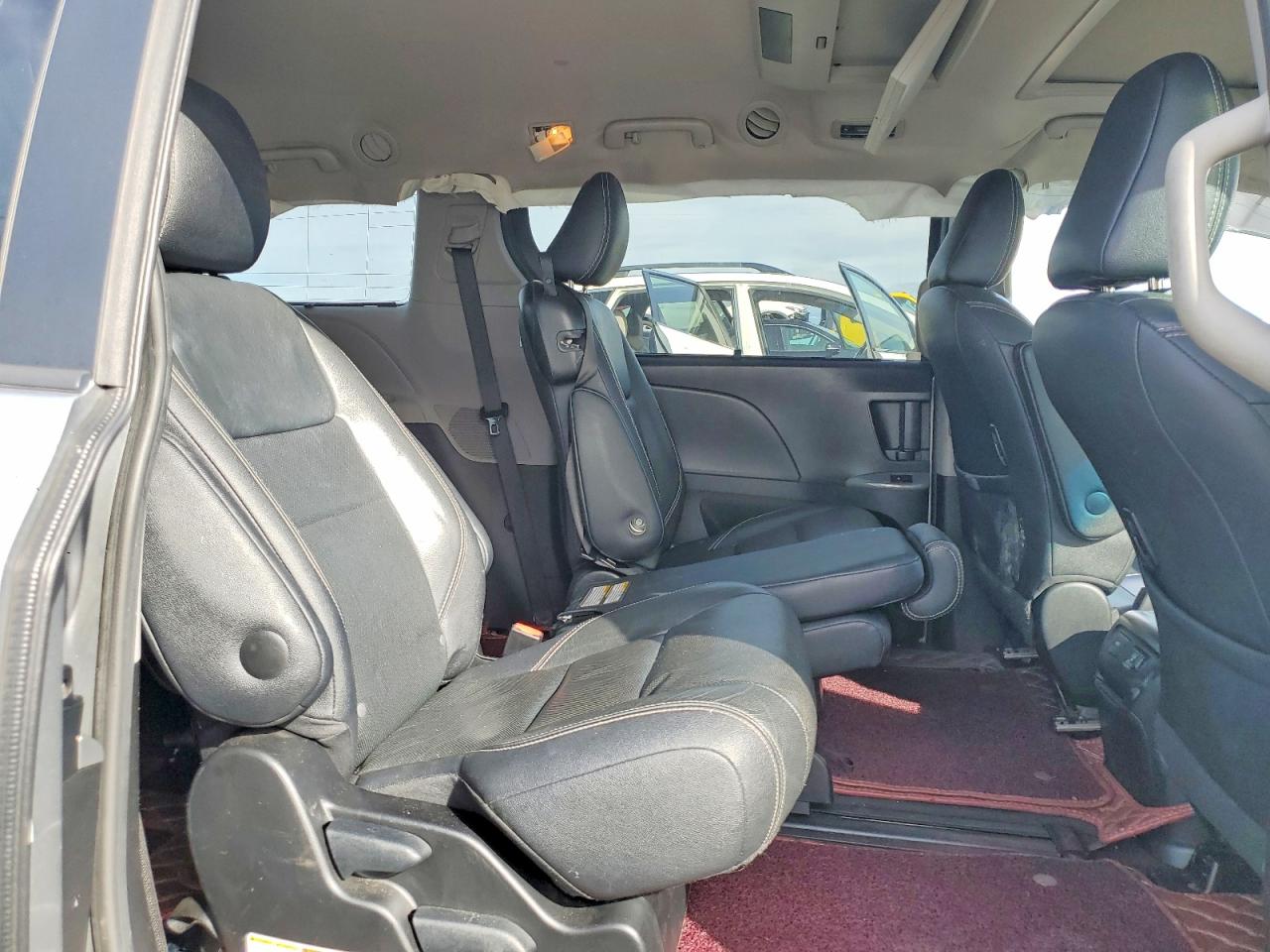 2017 TOYOTA SIENNA SE PREMIUM 8-PASSENGER photo 21
