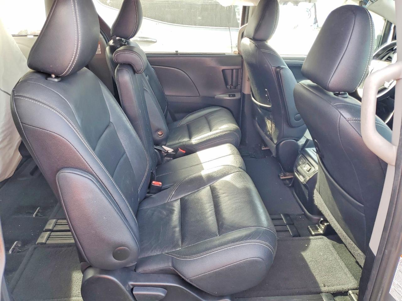 2017 TOYOTA SIENNA SE PREMIUM 8-PASSENGER photo 22