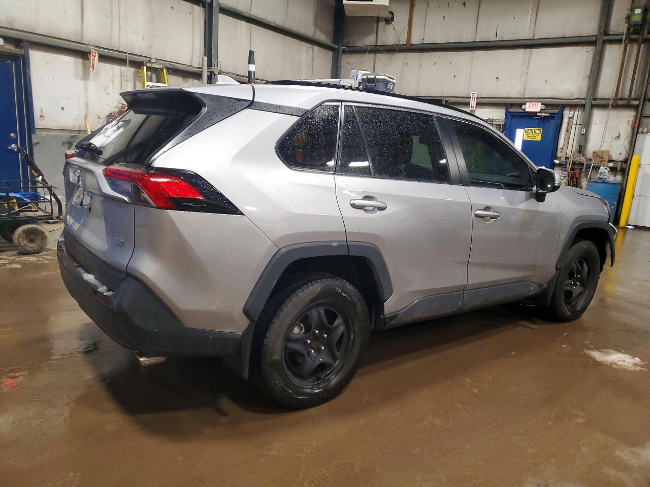 2019 TOYOTA RAV4 LE photo 3