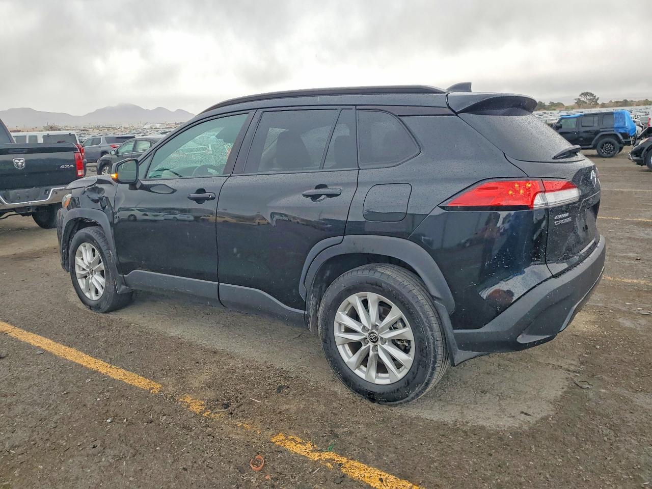 2022 TOYOTA COROLLA CROSS LE photo 3