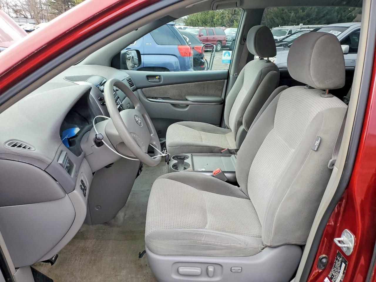 2007 TOYOTA SIENNA CE photo 7