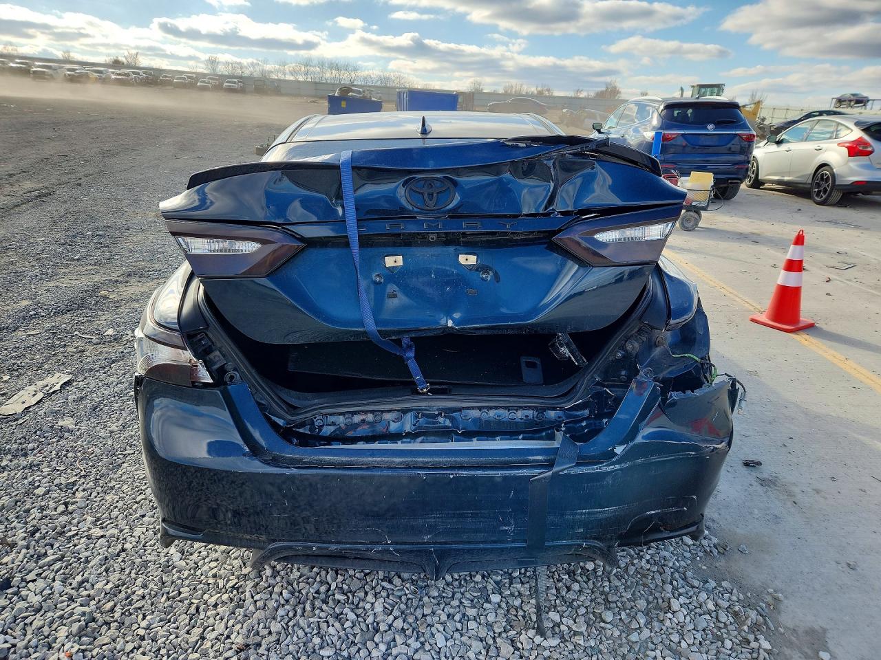 2019 TOYOTA CAMRY photo 6