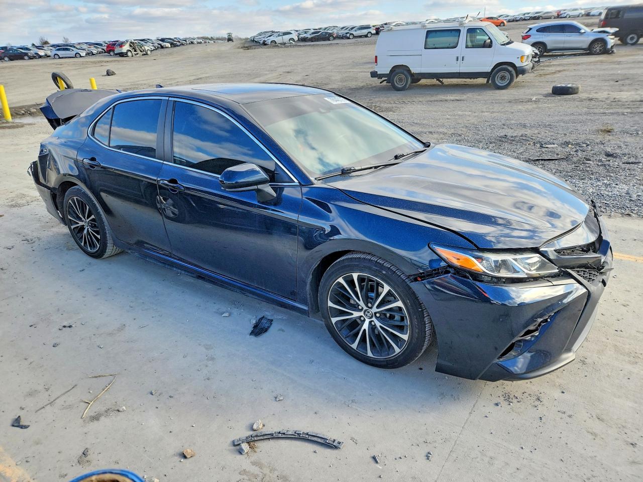 2019 TOYOTA CAMRY photo 4