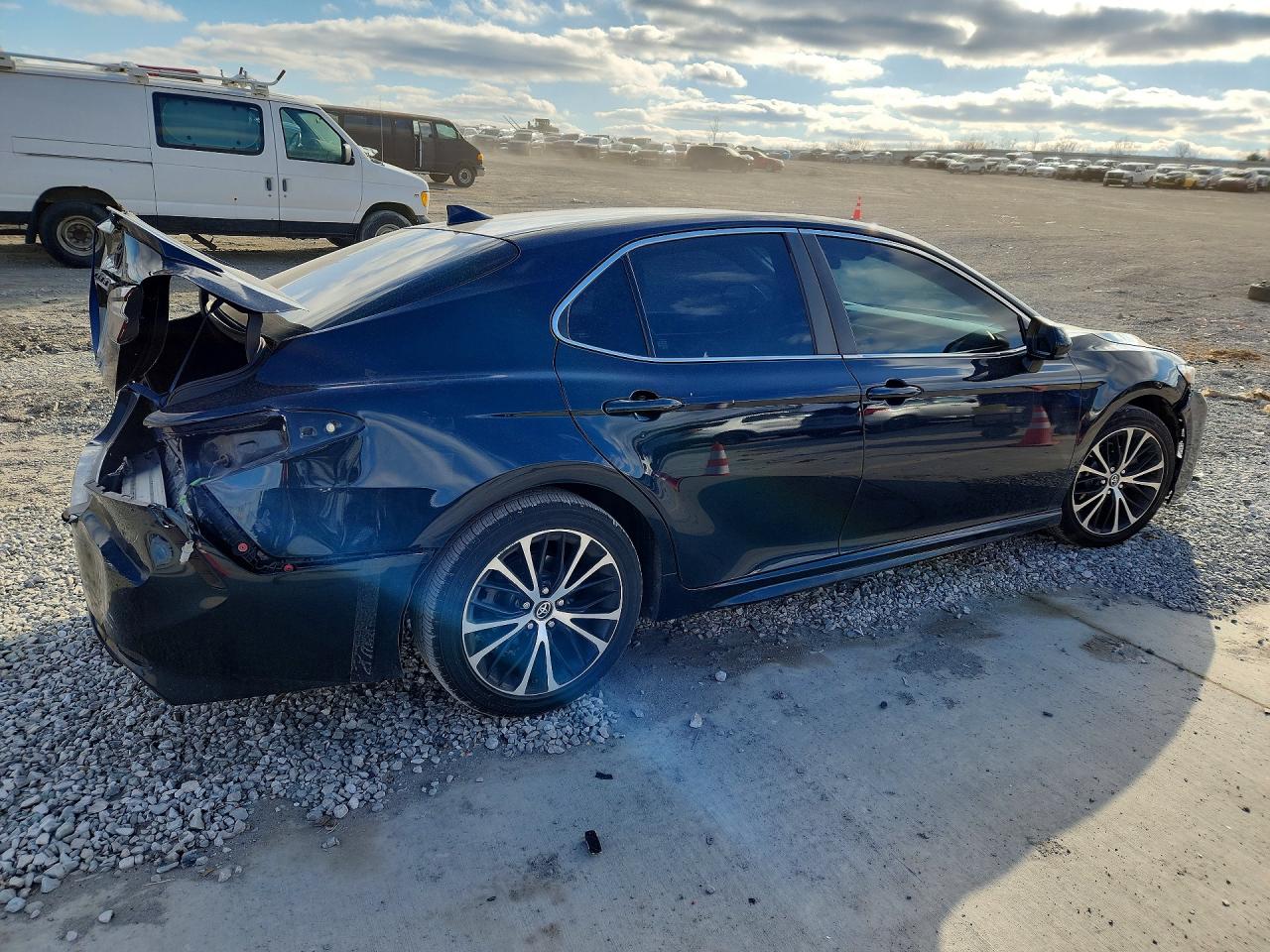 2019 TOYOTA CAMRY photo 3
