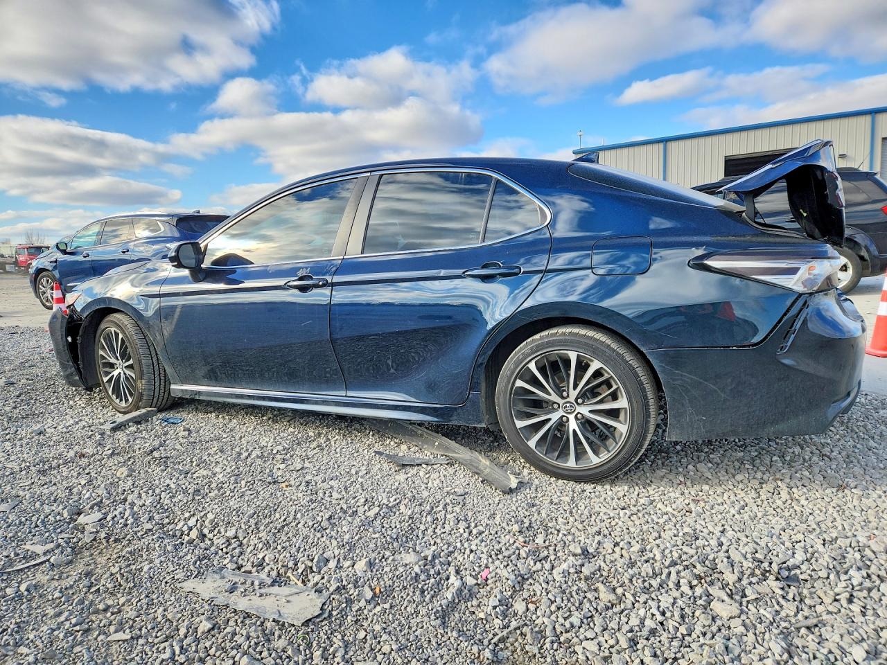 2019 TOYOTA CAMRY photo 2