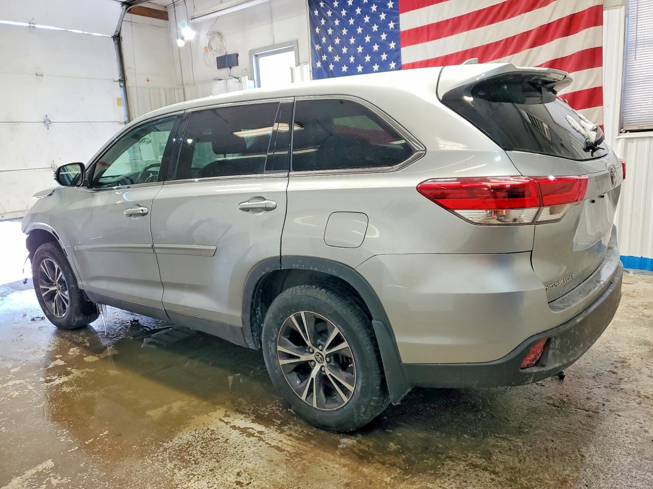 2019 TOYOTA HIGHLANDER LE photo 2
