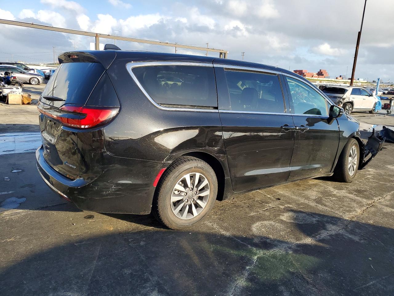 2024 CHRYSLER PACIFICA HYBRID SELECT photo 5