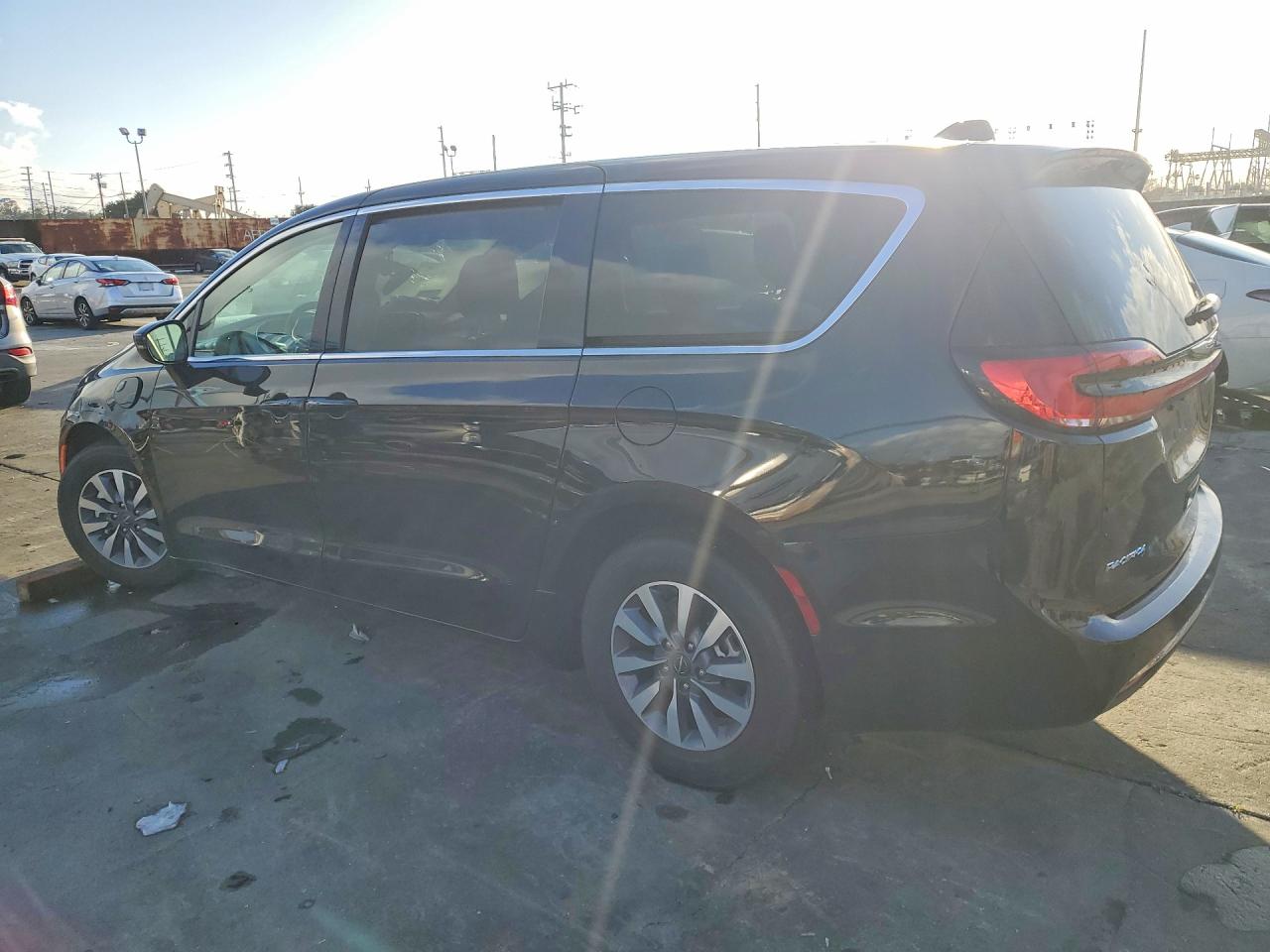 2024 CHRYSLER PACIFICA HYBRID SELECT photo 3