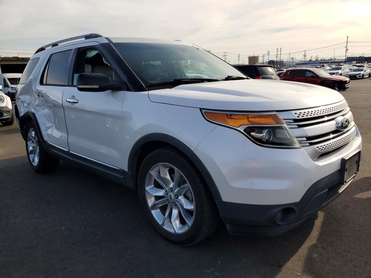 2013 FORD EXPLORER XLT photo 4