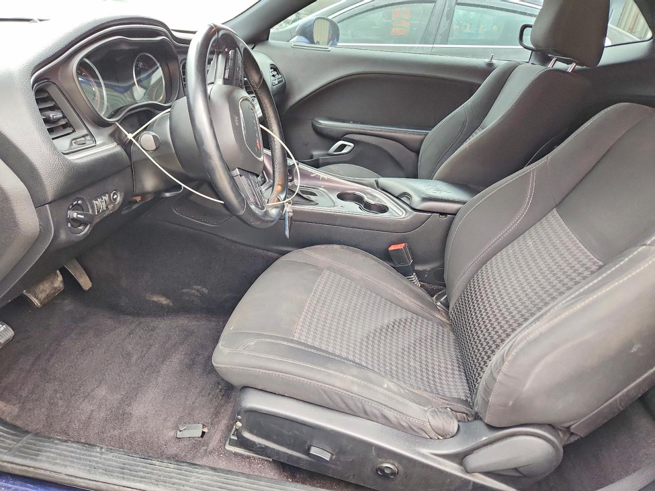 2016 DODGE CHALLENGER SXT photo 13
